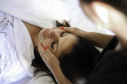 Pédicure relaxante avec massage et pose de vernis  